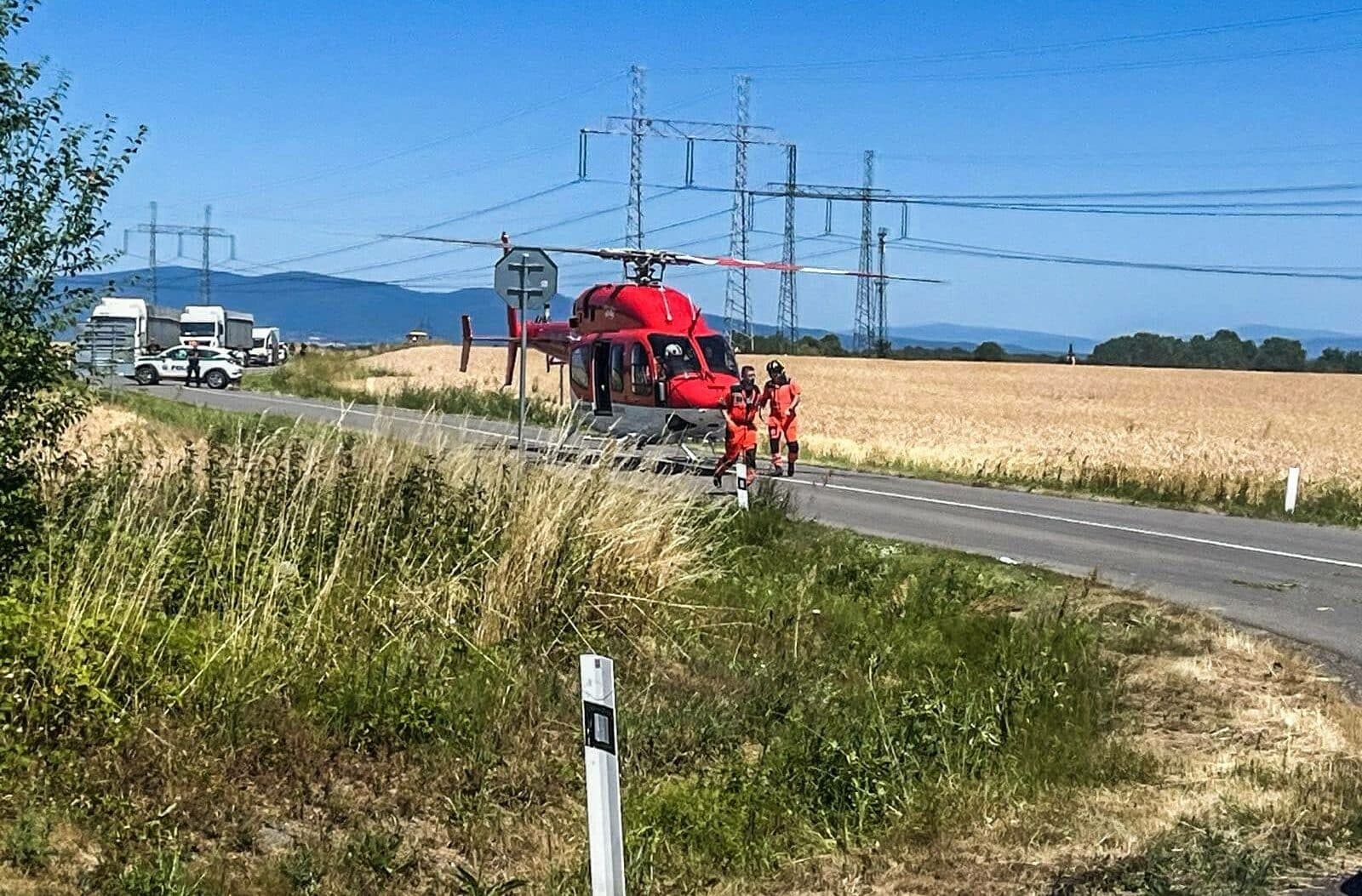 Vážna dopravná nehoda v Pavlovciach nad Uhom! Musel zasahovať aj vrtuľník