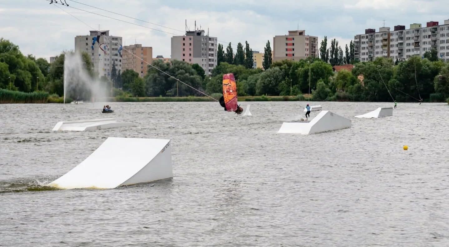 Areál vodného lyžovania Nad Jazerom ponúka nové atrakcie pre wakeboardistov (FOTO)