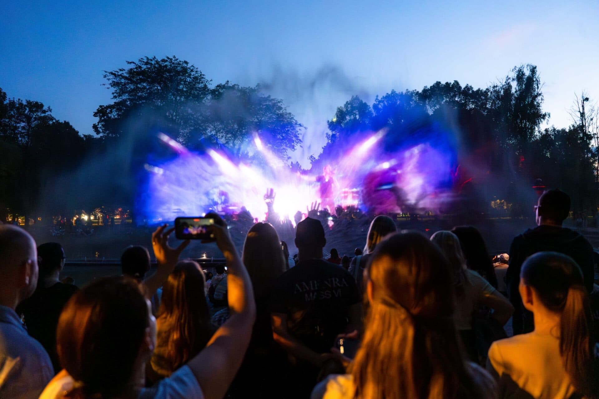 Imagine Dragons na plávajúcej fontáne zožali úspech