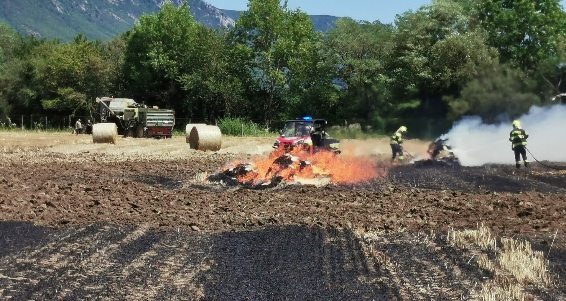 Hasiči bojovali s plameňmi počas žatvy. Horel stroj aj balíky slamy (FOTO)