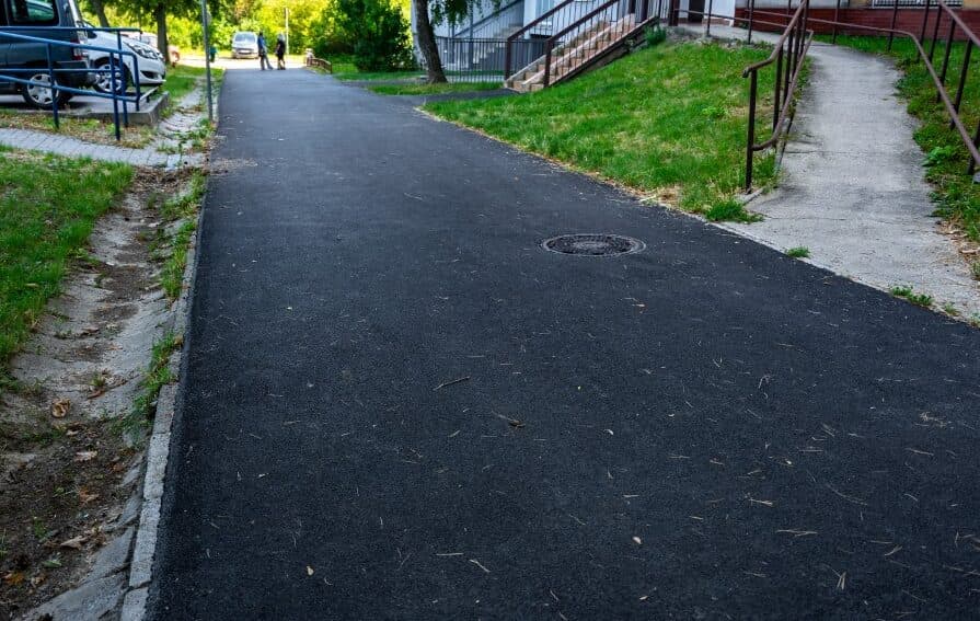 Mesto Košice opravilo na Sídlisku Ťahanovce ďalšie úseky chodníkov (FOTO)