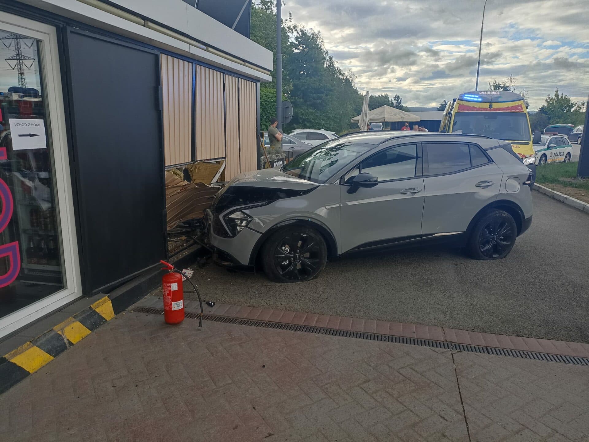 Auto narazilo do čerpacej stanice pri U.S. Steel (FOTO)