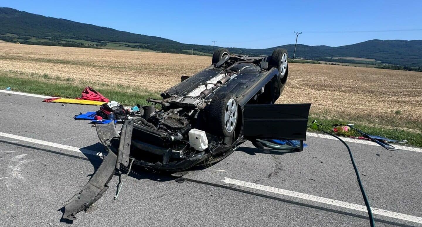Hasiči z Bidoviec vyslobodzovali zakliesneného vodiča z prevráteného auta (FOTO)