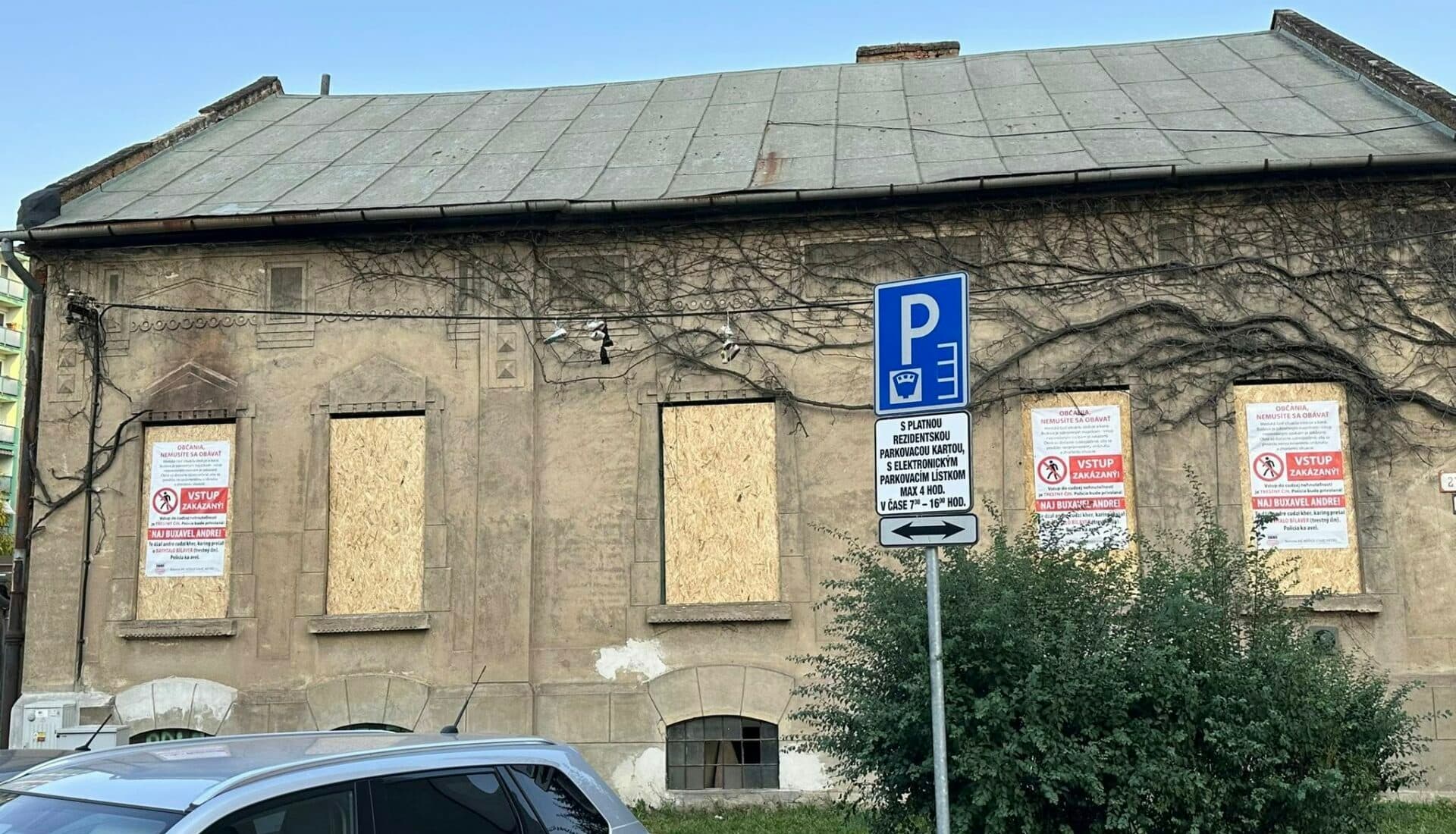 Rozmanova vila by sa mala búrať. Zatiaľ majú pomôcť dosky