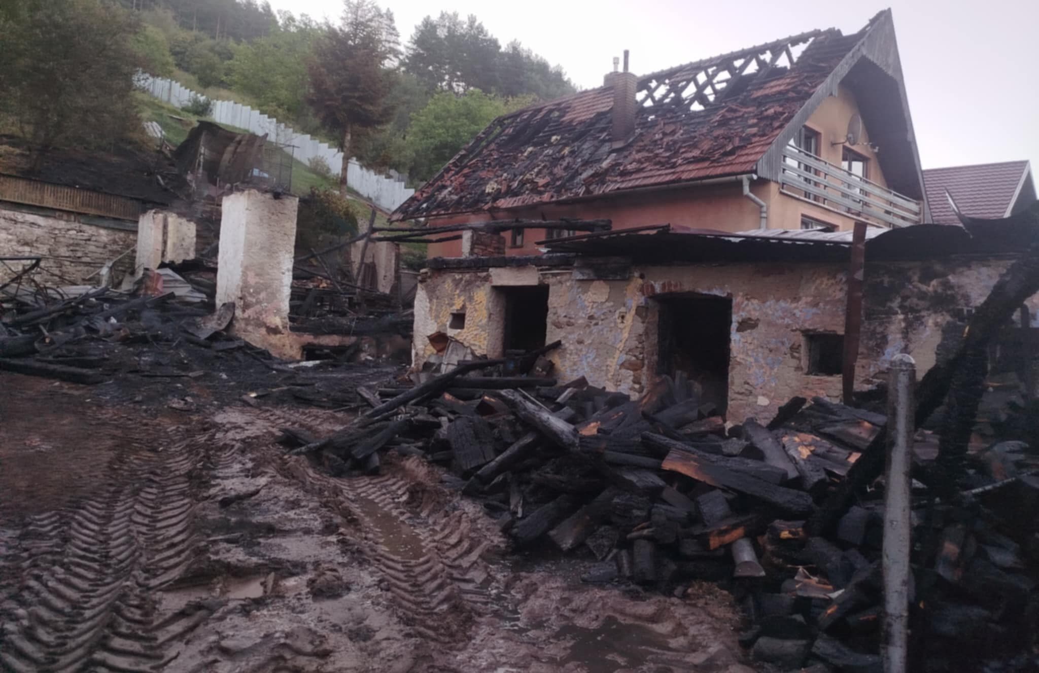 Pri nočnom požiari v obci Hrišovce zhorel dom aj tri stavby
