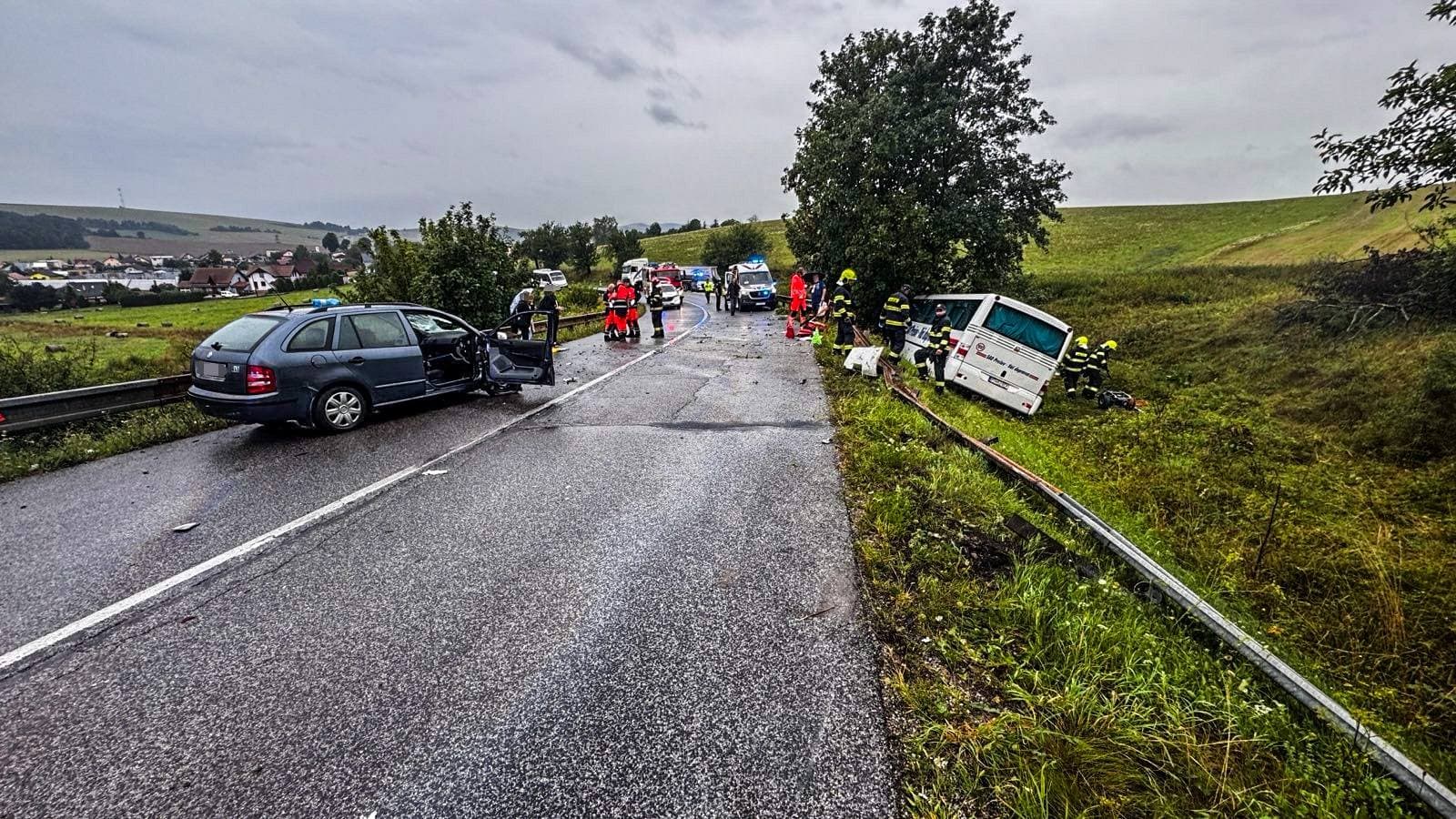 Autobus skončil mimo cesty po nehode pri Spišskom Hrušove (FOTO)