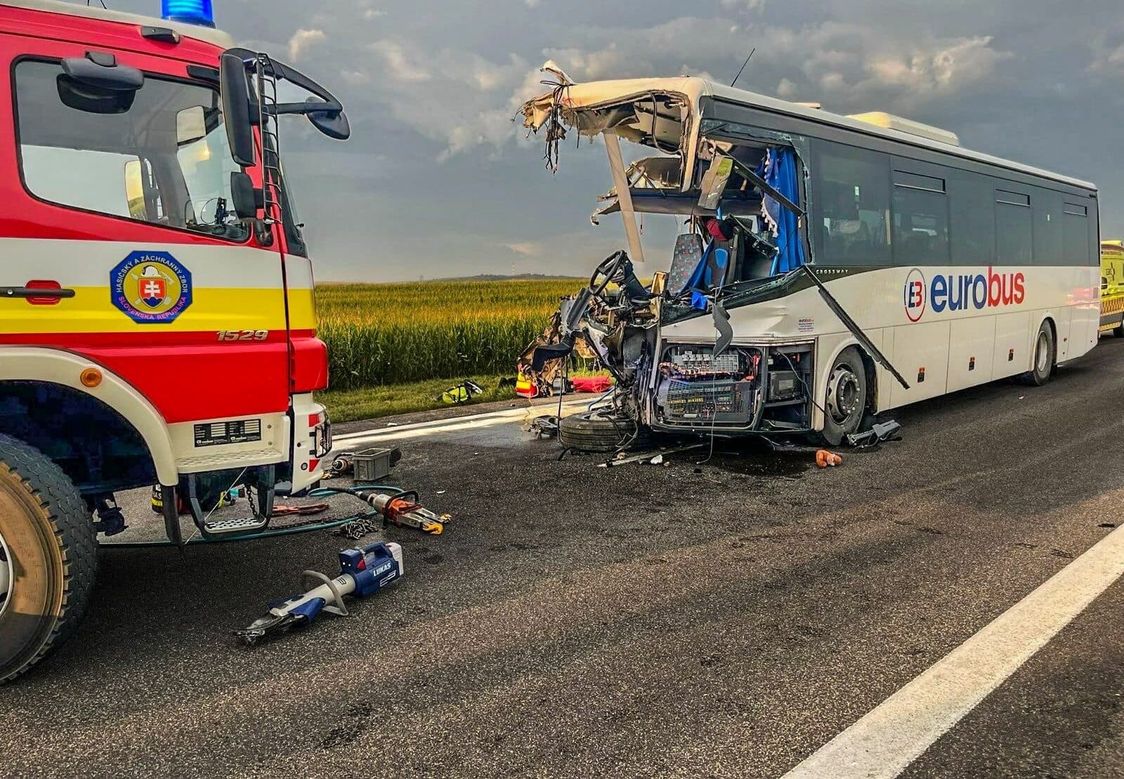 Pri obci Drienovec sa stala vážna dopravná nehoda, zrazili sa tam kamión a autobus (FOTO)