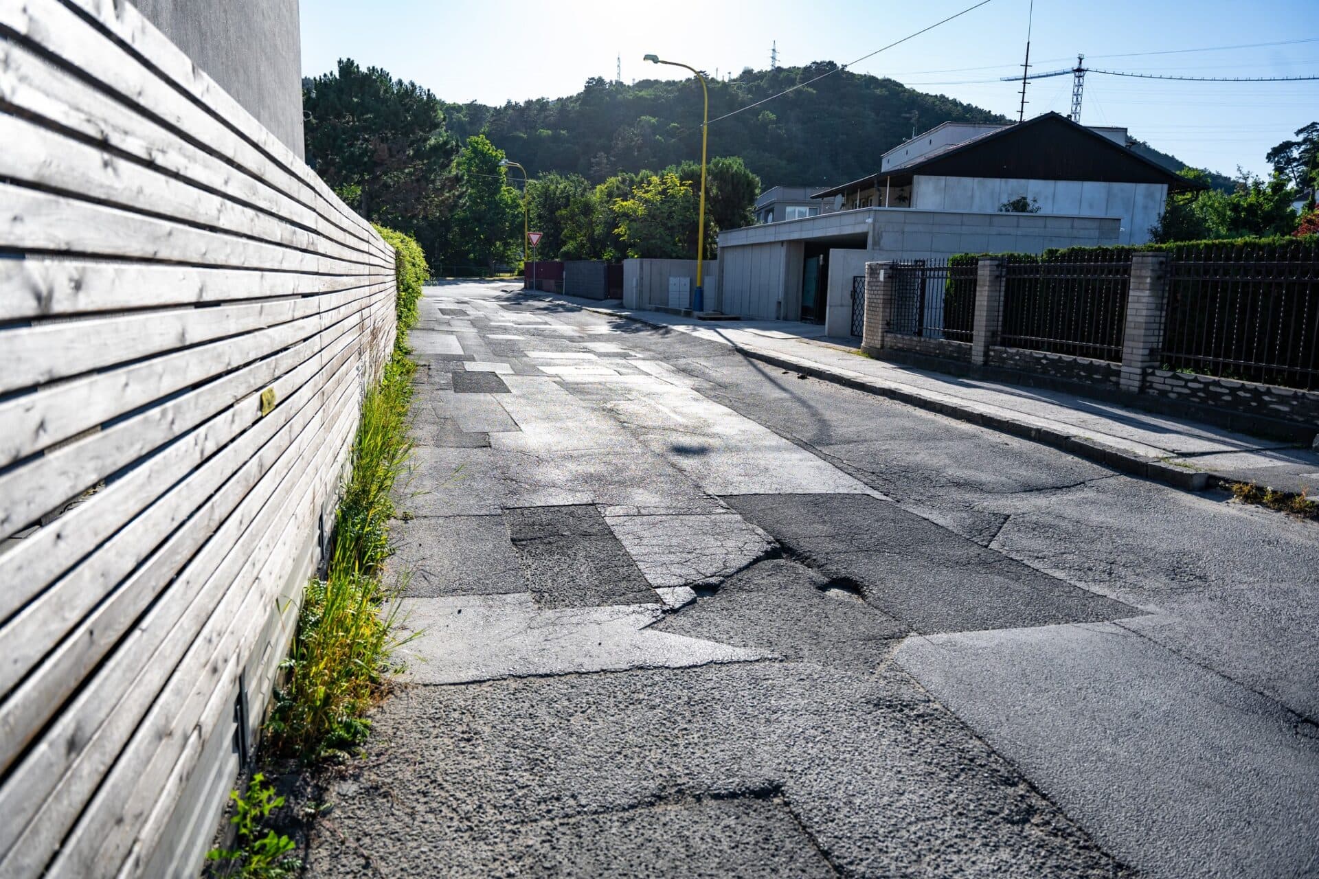 Začína sa oprava cesty a chodníkov za štadiónom v mestskej časti Sever, motoristov čakajú obmedzenia