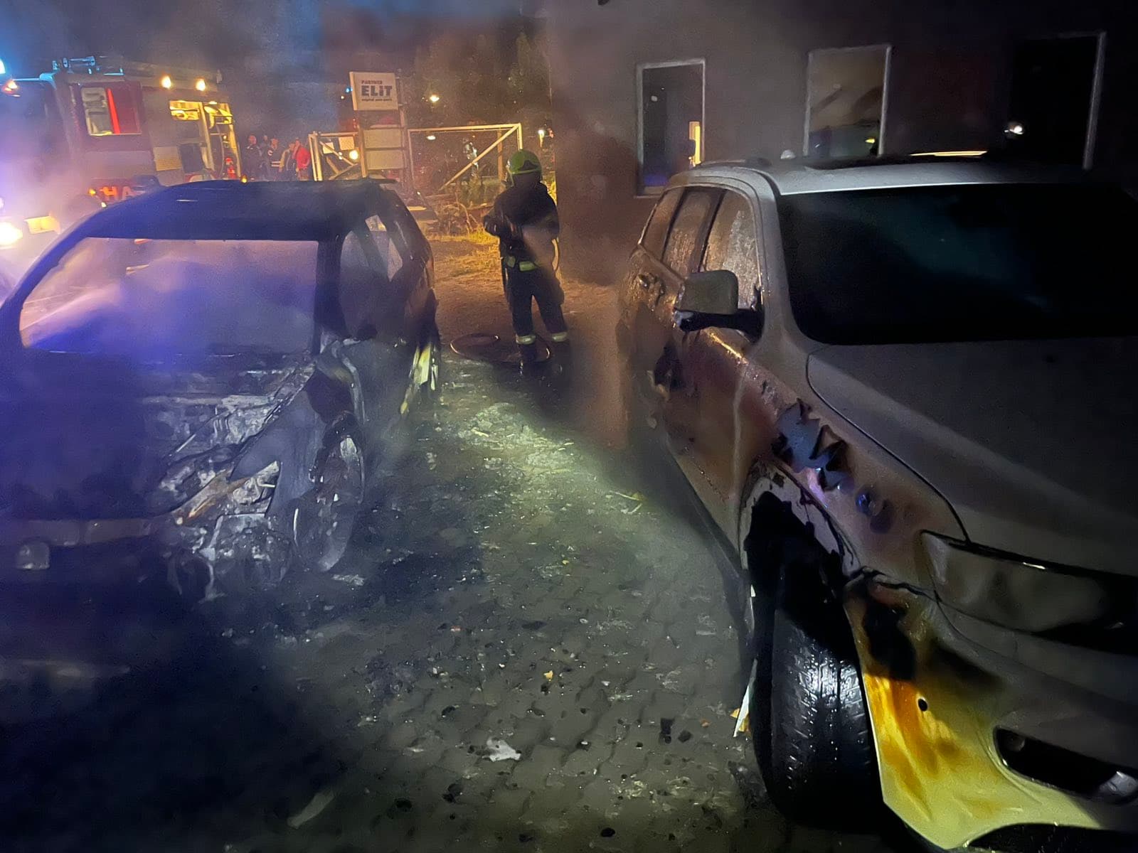 Nočný požiar v Kašove poškodil dielňu a dve autá (FOTO)