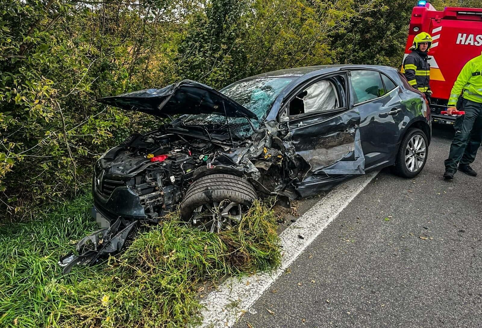 Vodič sa nestihol zaradiť po predchádzaní kamióna, tri osoby skončili v nemocnici
