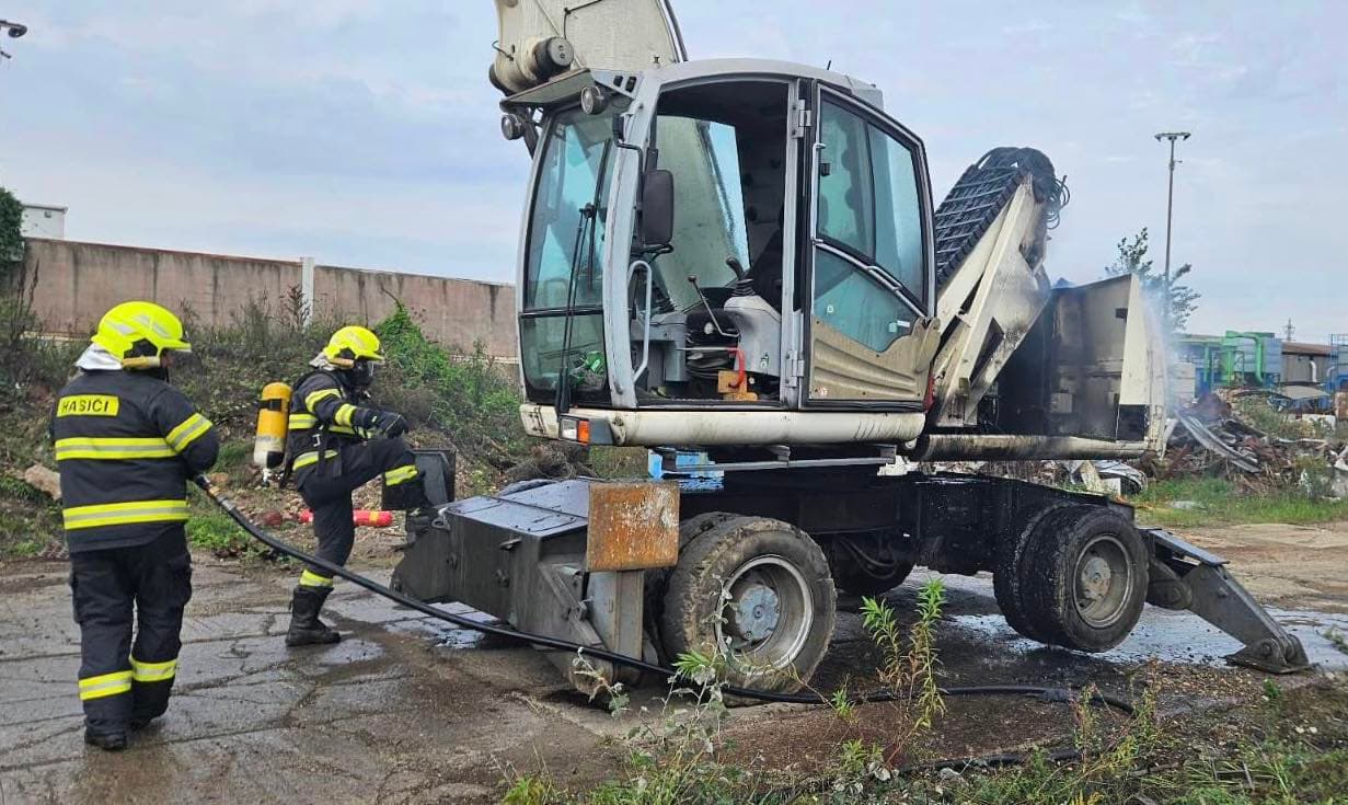 Požiar nakladača v Košiciach spôsobil škody za 15-tisíc eur (FOTO)