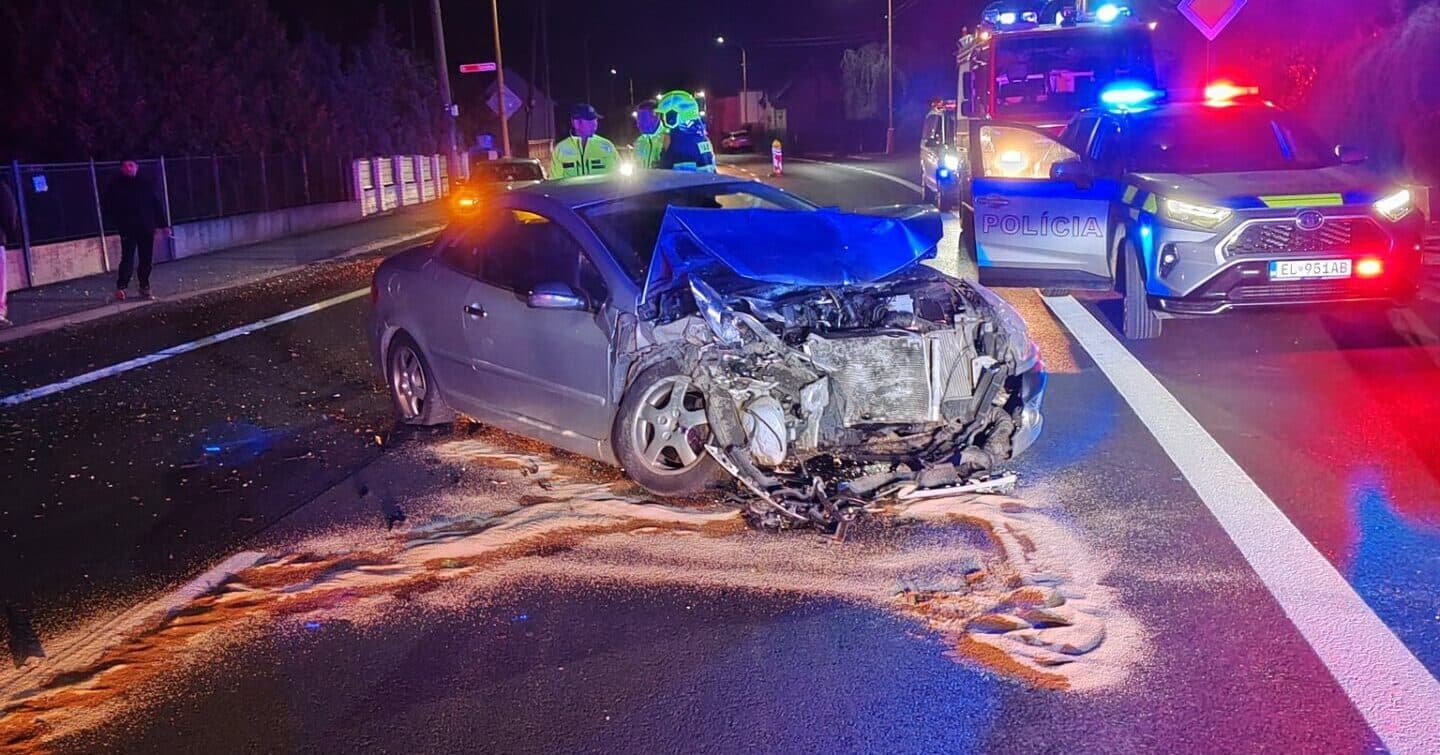 Nočná nehoda v Sečovciach si vyžiadala zásah hasičov (FOTO)