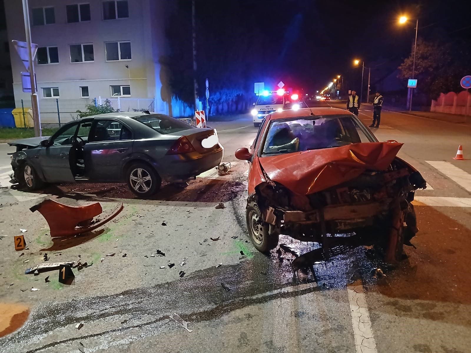Hasiči zasahovali pri dopravnej nehode v Rožňave (FOTO)