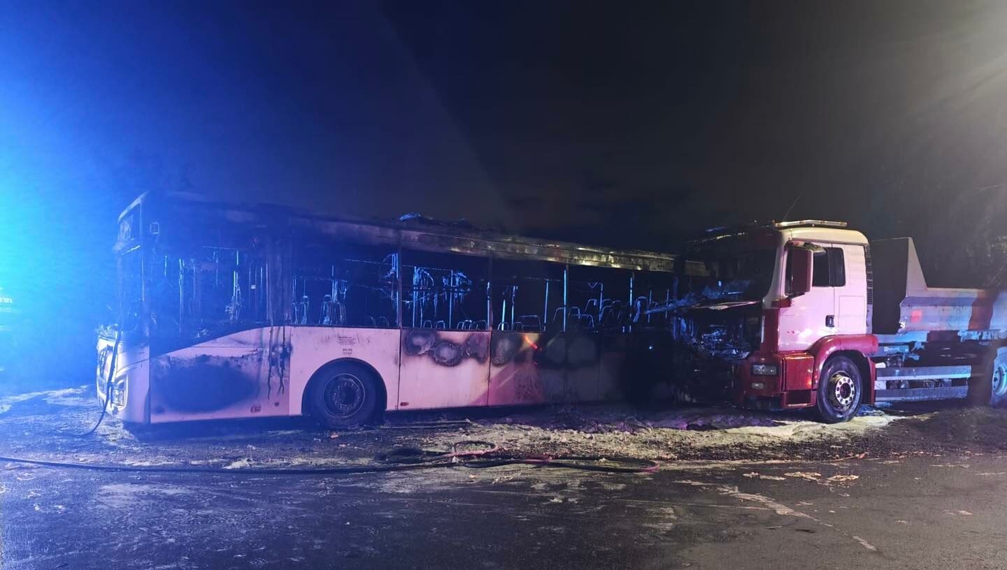 Požiar autobusu v obci Sady nad Torysou spôsobil škodu za 230-tisíc eur (FOTO)