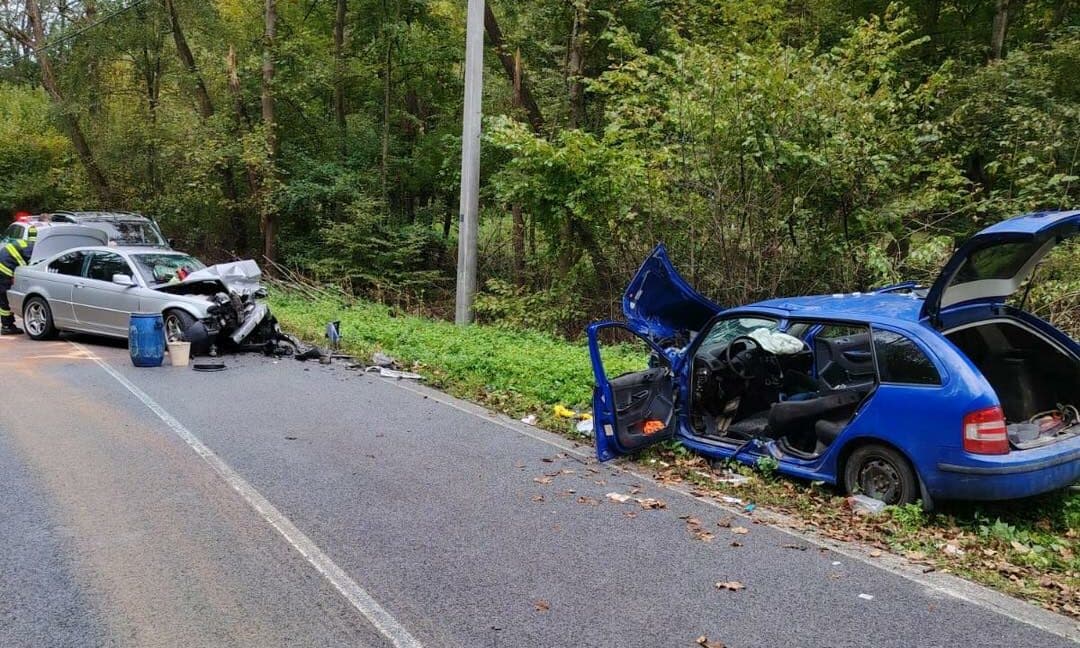 Hasiči vyslobodzovali zakliesnené osoby po nehode pri Margecanoch (FOTO)