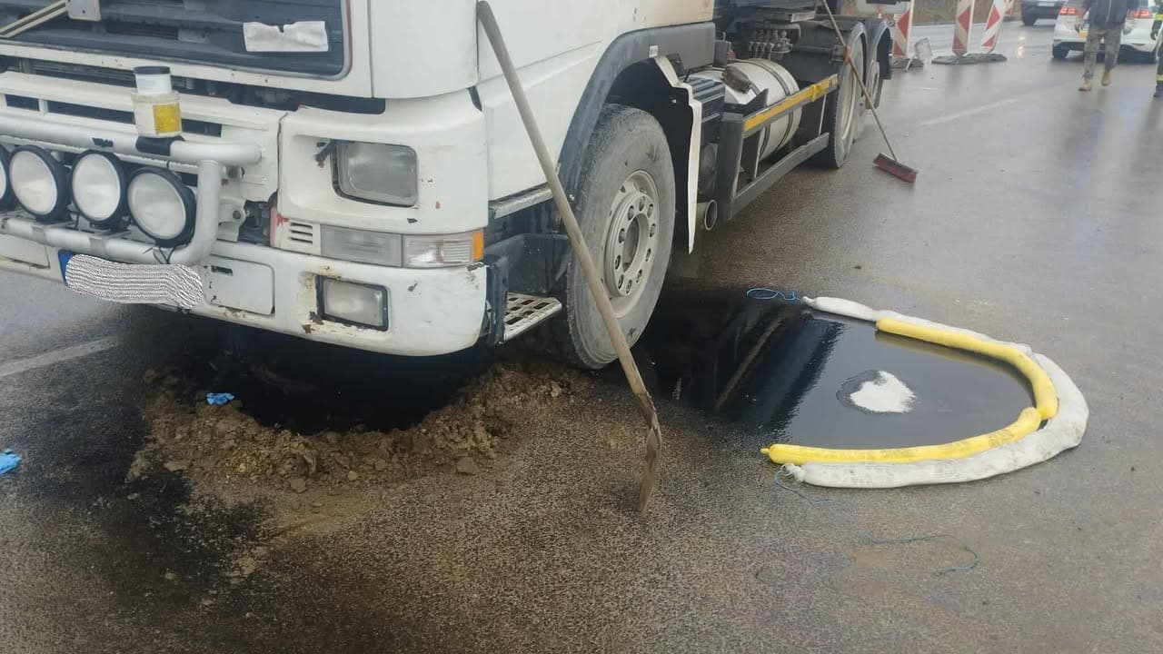 Hasiči pri závode Volvo zabránili úniku oleja po nehode kamiónu (FOTO)