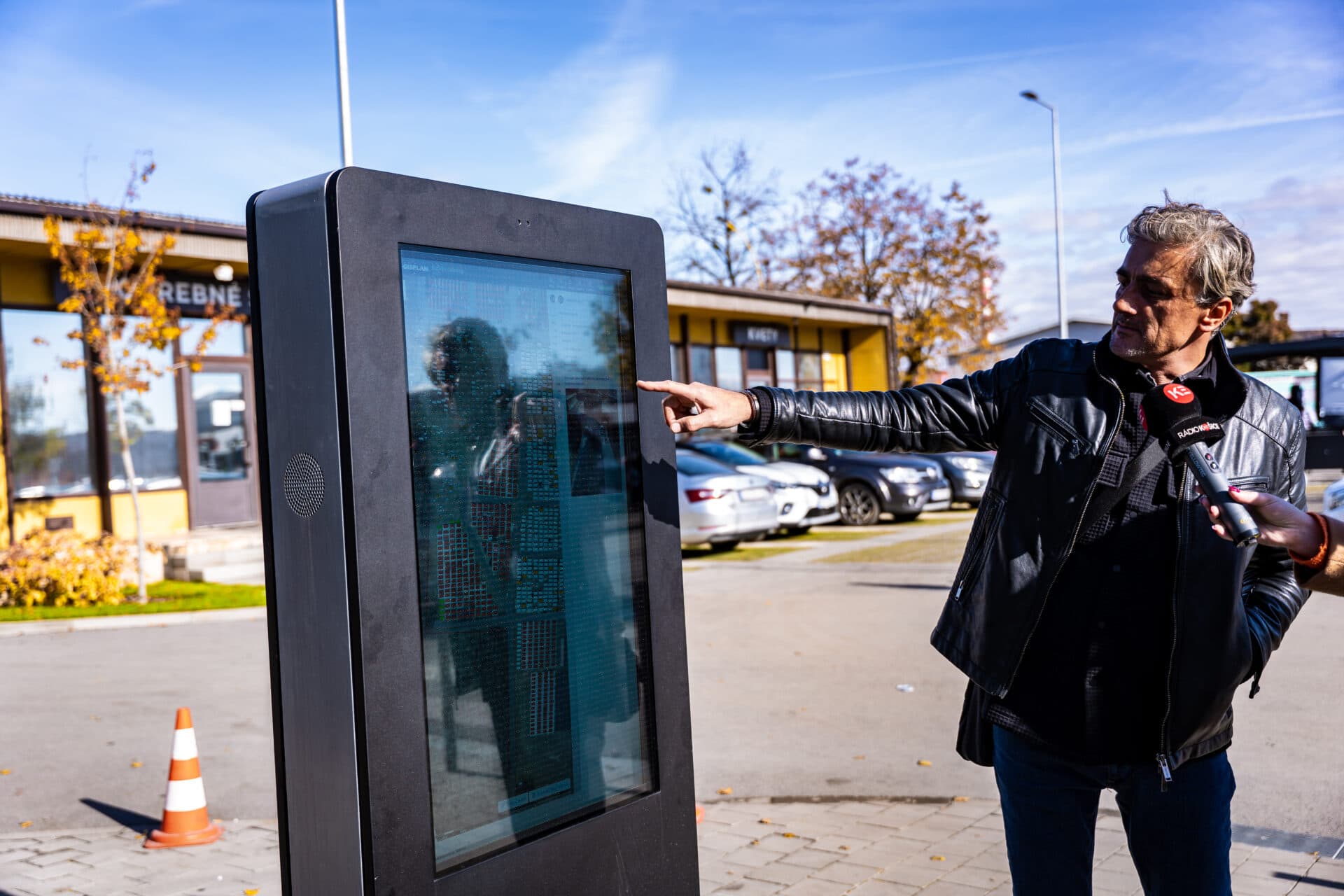 Pietne miesta sú pripravené na Dušičky, hroby vám pomôže nájsť aj „virtuálny cintorín“