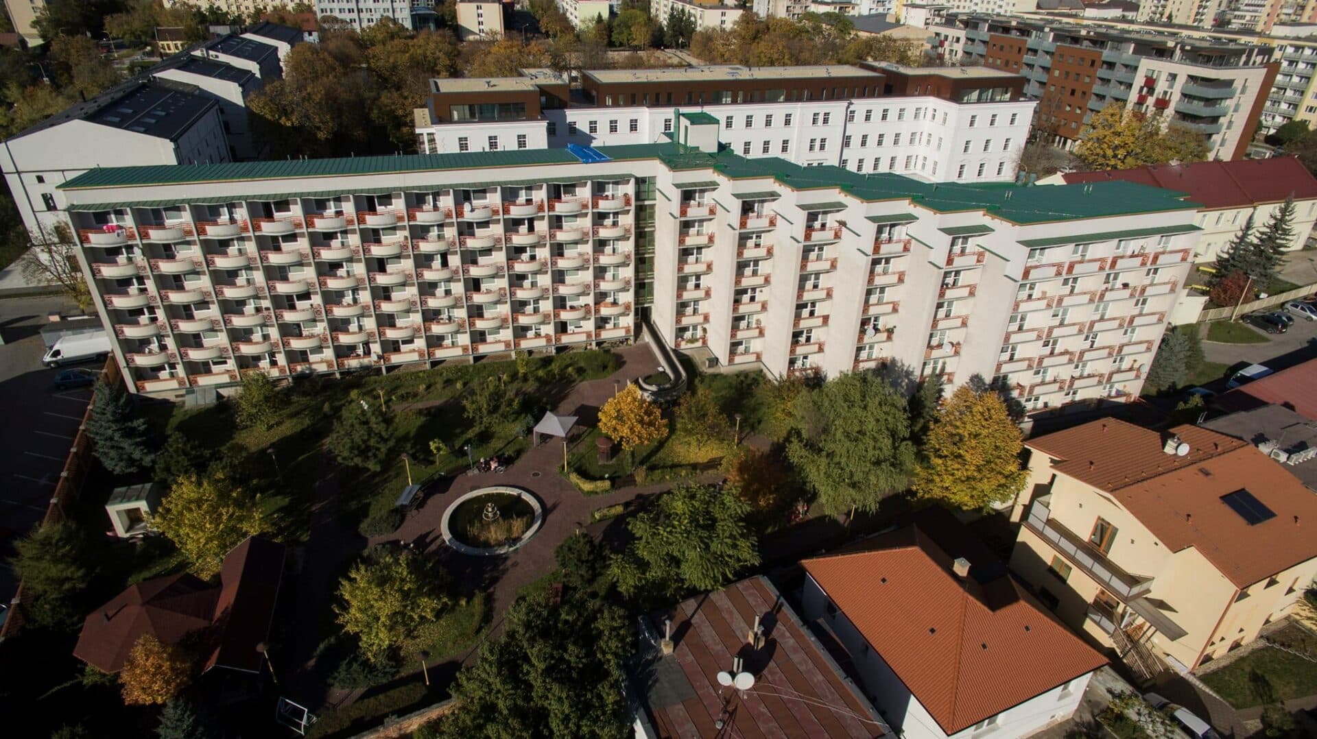 Zariadenia pre seniorov sú plné, čakateľov sú stovky