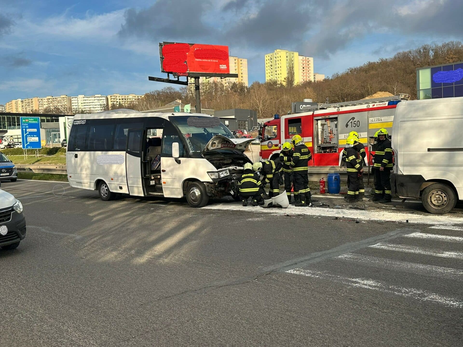 Košickí hasiči zasahovali pri nehode mikrobusu plného škôlkarov (FOTO)