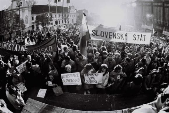 Prieskum: Podľa väčšiny Slovákov bolo za socializmu lepšie