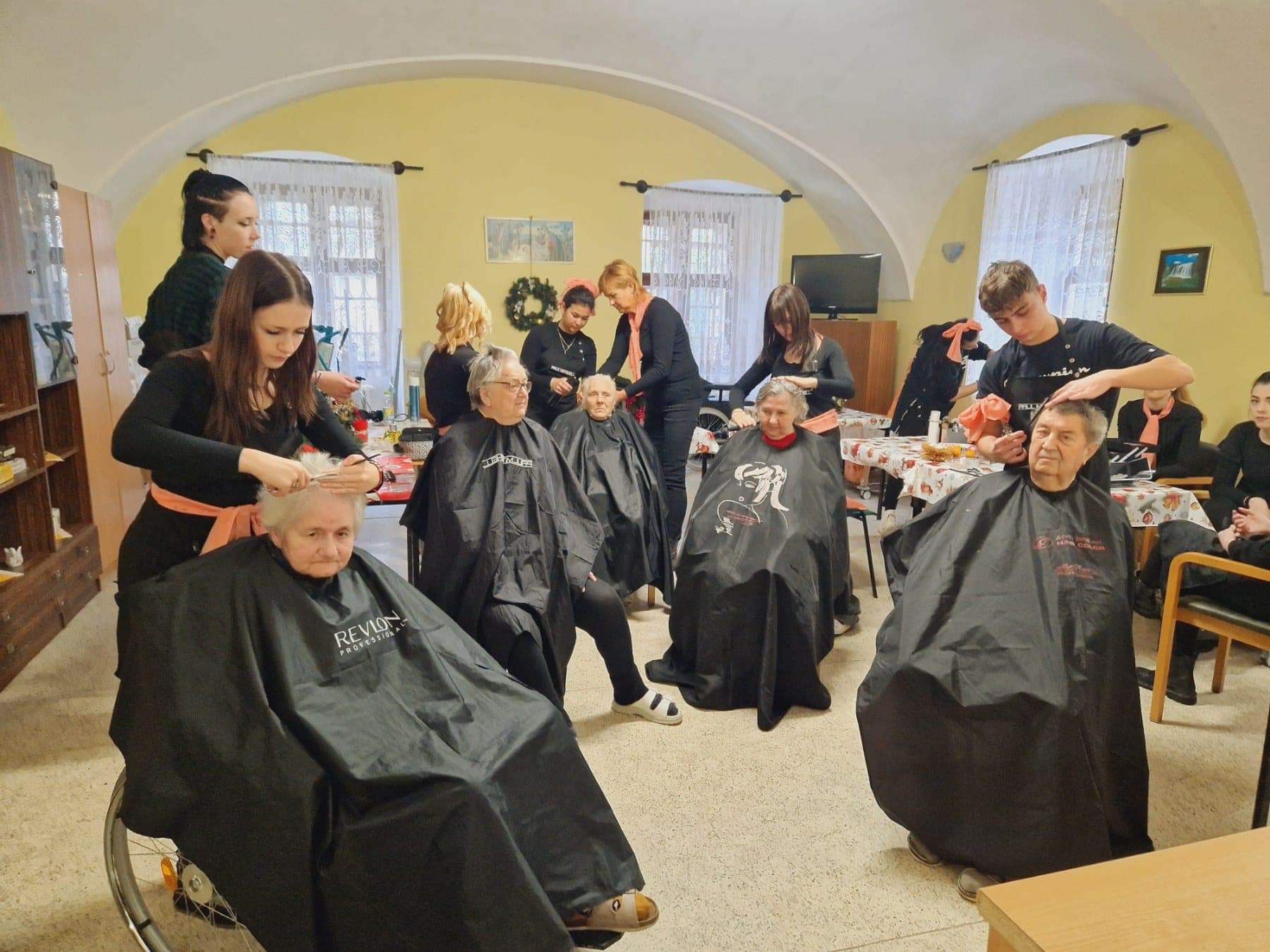 Vianočný beauty deň pre seniorov Domu pokojnej staroby (FOTO)