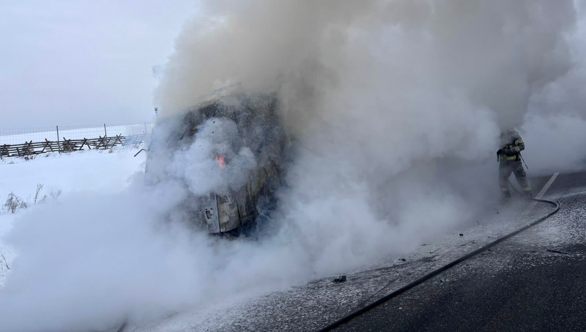 Rýchlostná cesta R4 je v smere od Šebastoviec na Milhosť momentálne uzatvorená kvôli požiaru (FOTO)