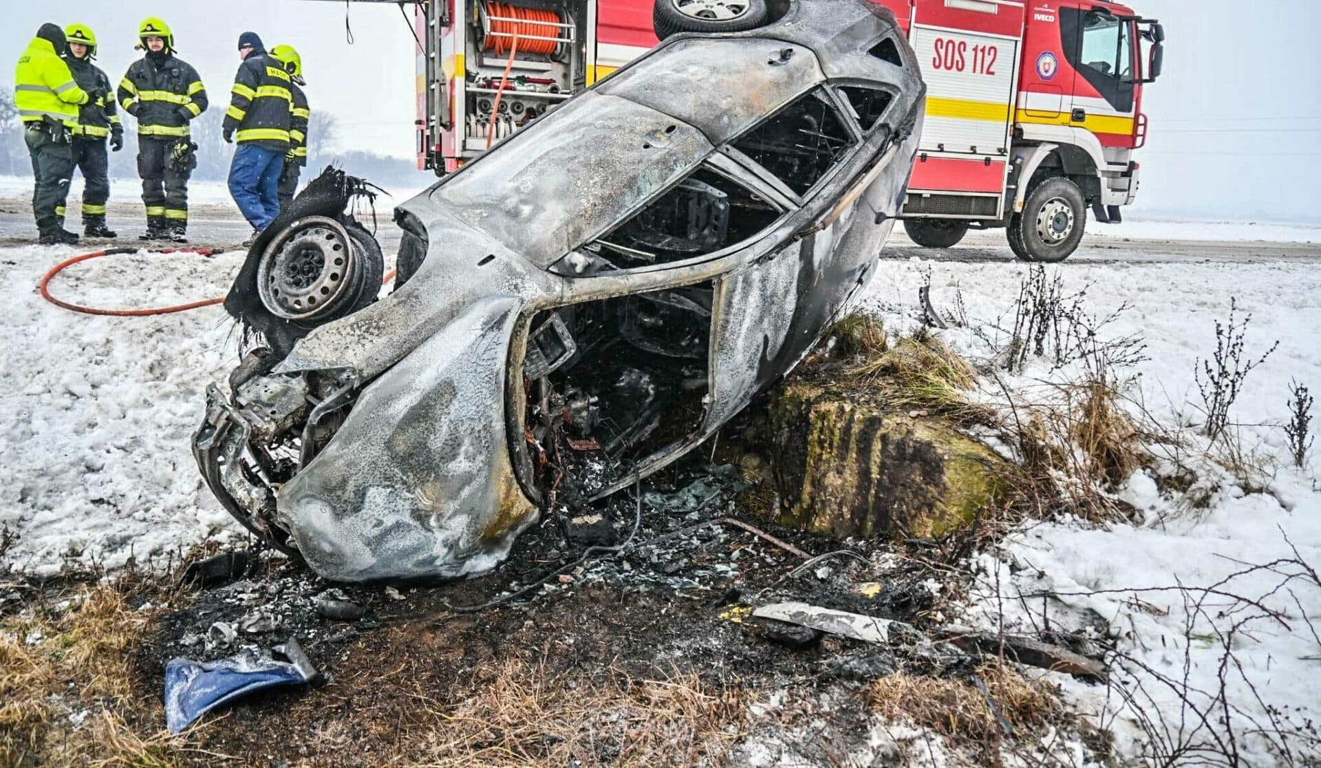 Vozidlo sa pri Michalovciach prevrátilo a začalo horieť