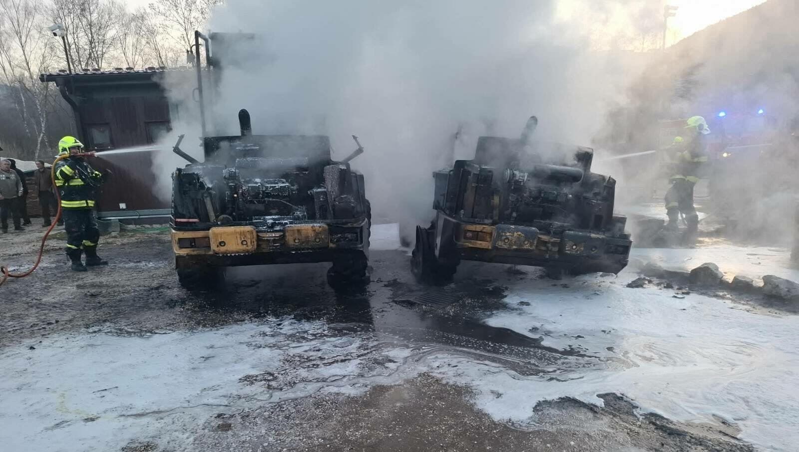 Hasiči zasahovali pri rannom požiari skladu na Spiši. Škody presahujú 30-tisíc eur (FOTO)