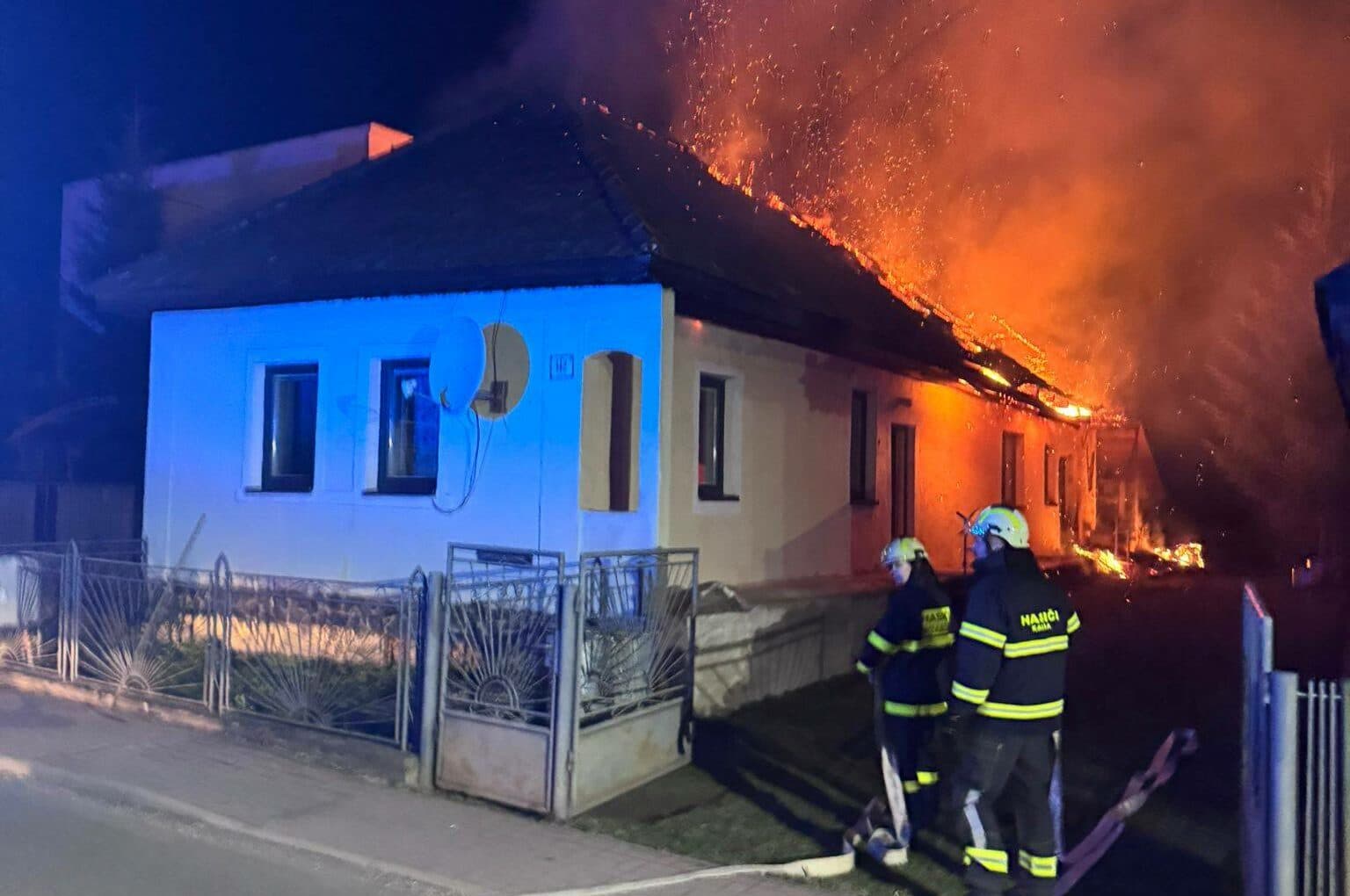 Požiar strechy v Kalši likvidovali hasiči dve hodiny (FOTO)