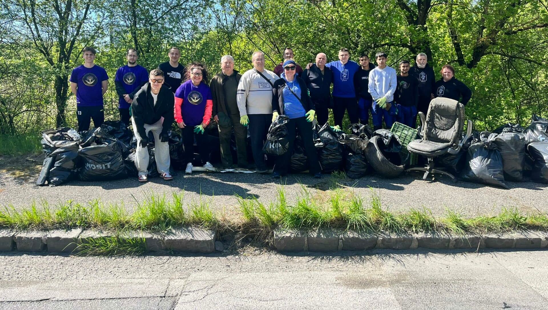 Dobrovoľníci na Terase čistili okolie. Do upratovania sa zapojili partnerské organizácie (FOTO)