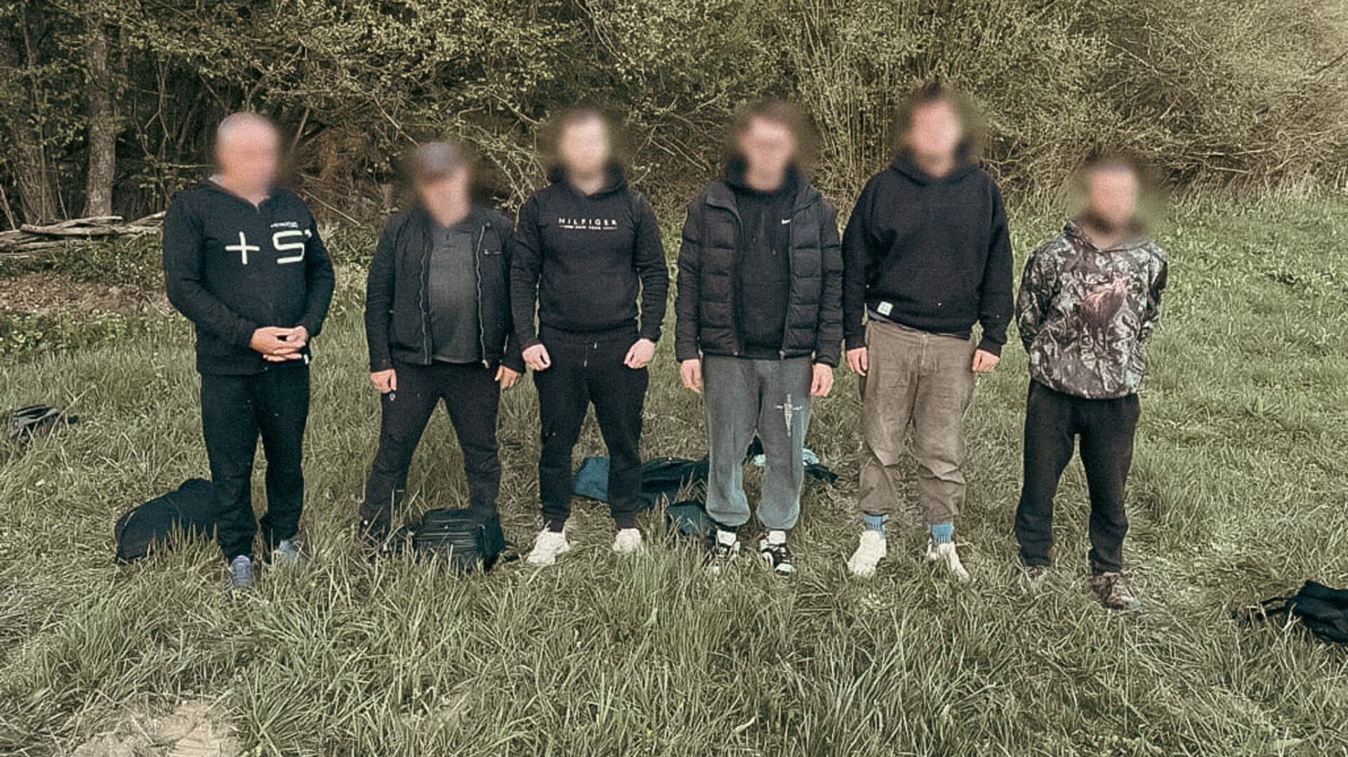 Fotografia k súvisiacemu článku Polícia na východnej hranici zadržala prevádzača, cez les sprevádzal desať cudzincov (FOTO)