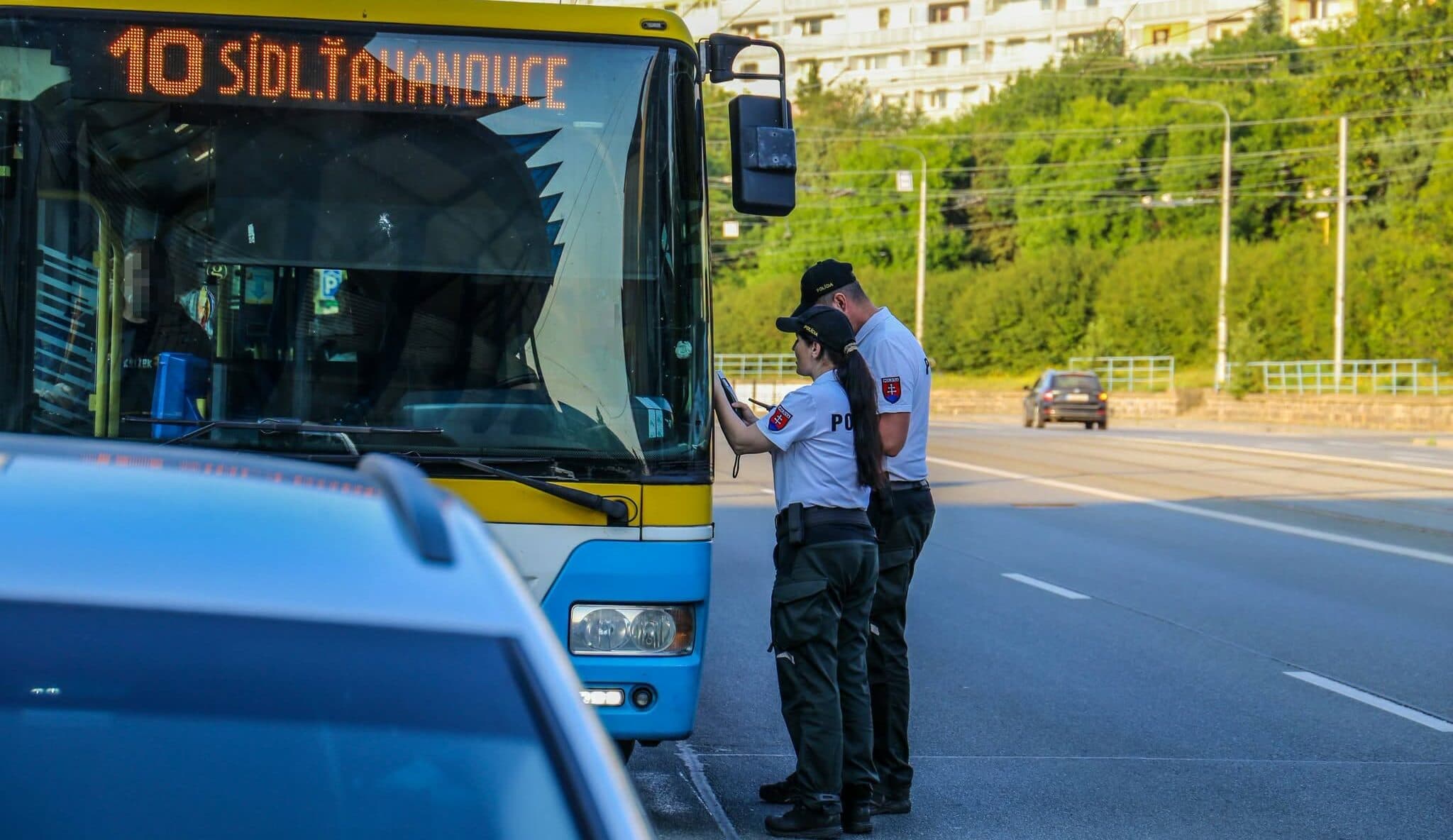 Polícia v Košickom kraji si posvietila na autobusy, jeden z vodičov viezol ľudí opitý