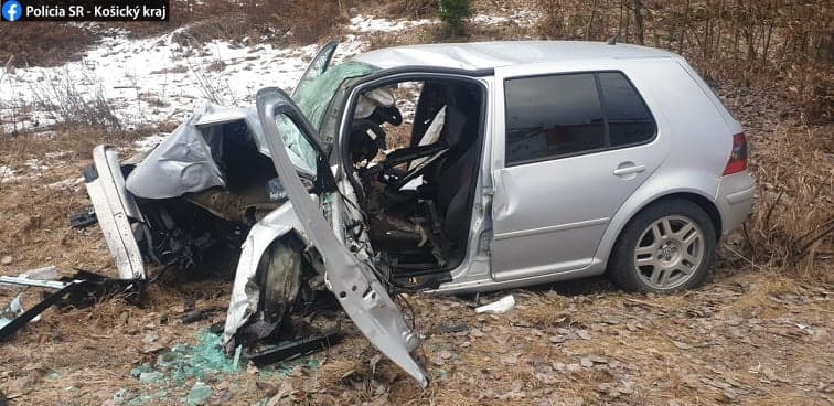 Po náraze do betónového stĺpa prišiel o život 30-ročný vodič (FOTO)