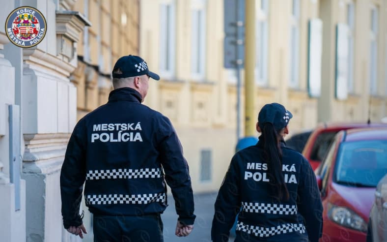 Mestskí policajti zachránili krvácajúceho muža