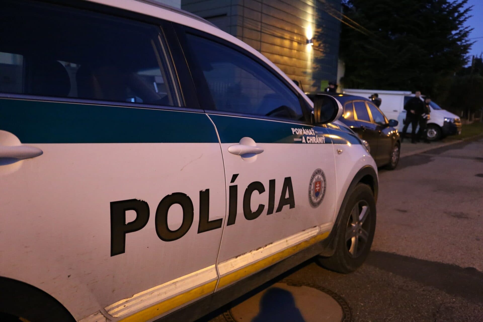 Nožom bodol dvoch mužov, pri útoku zranil aj seba