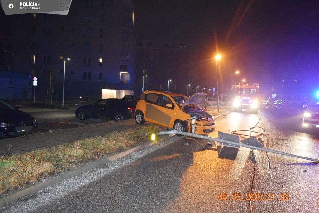 Iba 20-ročný mladík s čerstvým vodičákom nabúral do verejného osvetlenia