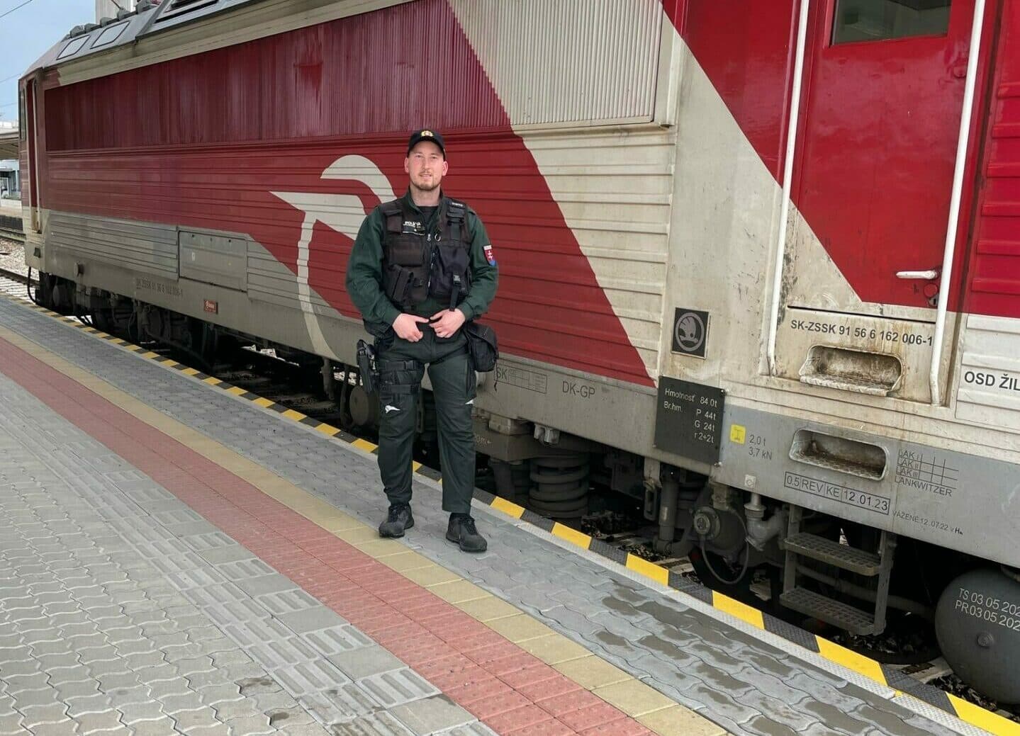 Policajt mimo služby zachránil osobu pred prichádzajúcim vlakom