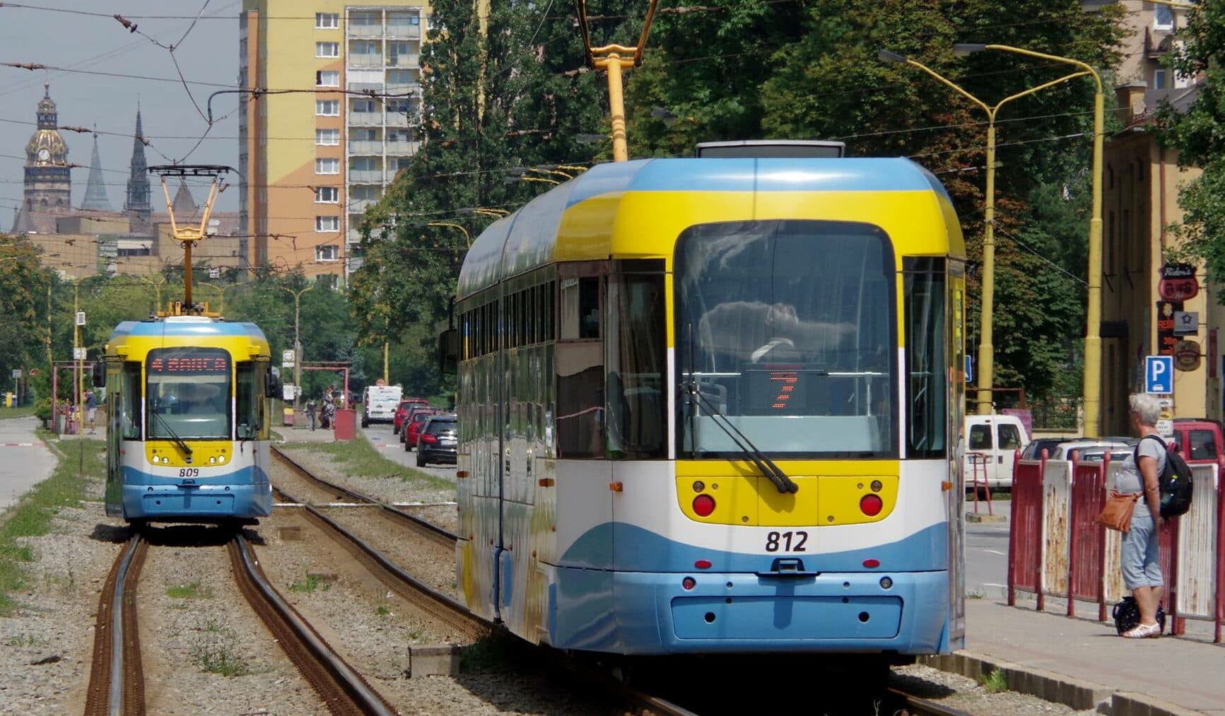 HRÔZOSTRAŠNÁ nehoda na Juhu: Mladé dievča vyťahovali spod električky