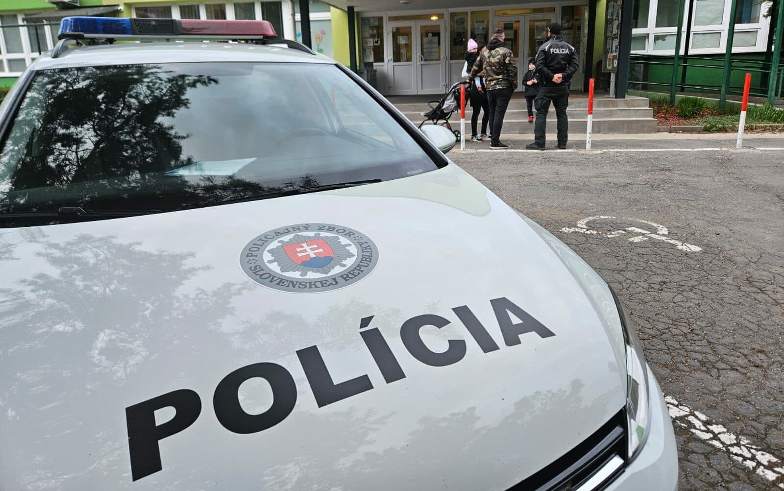 Policajtku v Moldave nad Bodvou napadol muž priamo pred oddelením