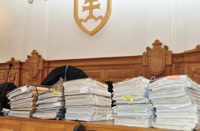 Hudobník Reborn sa s manželkou postavil pred súd, obžalovaní sú z extrémizmu