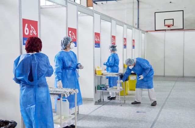 Gröhling nevidí zmysel v zákaze vychádzania v ružových okresoch. Získajú zaočkovaní ľudia výhody?