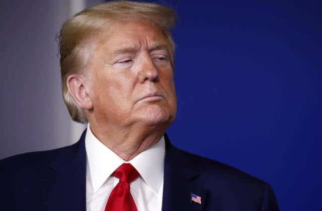 Facebook zmrazil Trumpovi účty na dva roky, exprezident to považuje za urážku