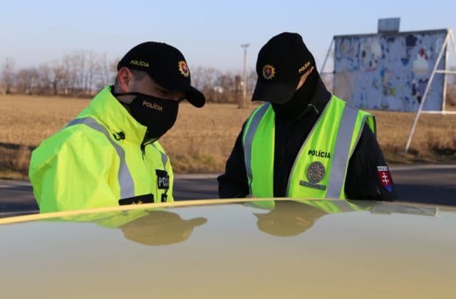 Polícia rozdala desiatky pokút, nedodržiavanie epidemických opatrení vyšlo Slovákov na tisíce eur