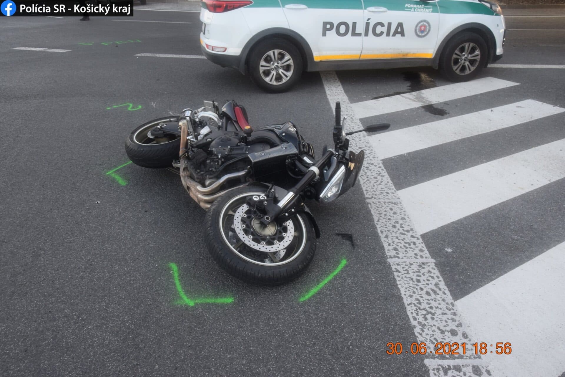 Pri dopravnej nehode na kruhovom objazde sa ťažko zranil motocyklista