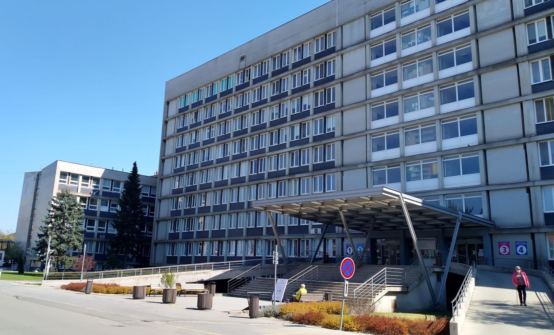 Univerzitná nemocnica uzavrela most na Triede SNP