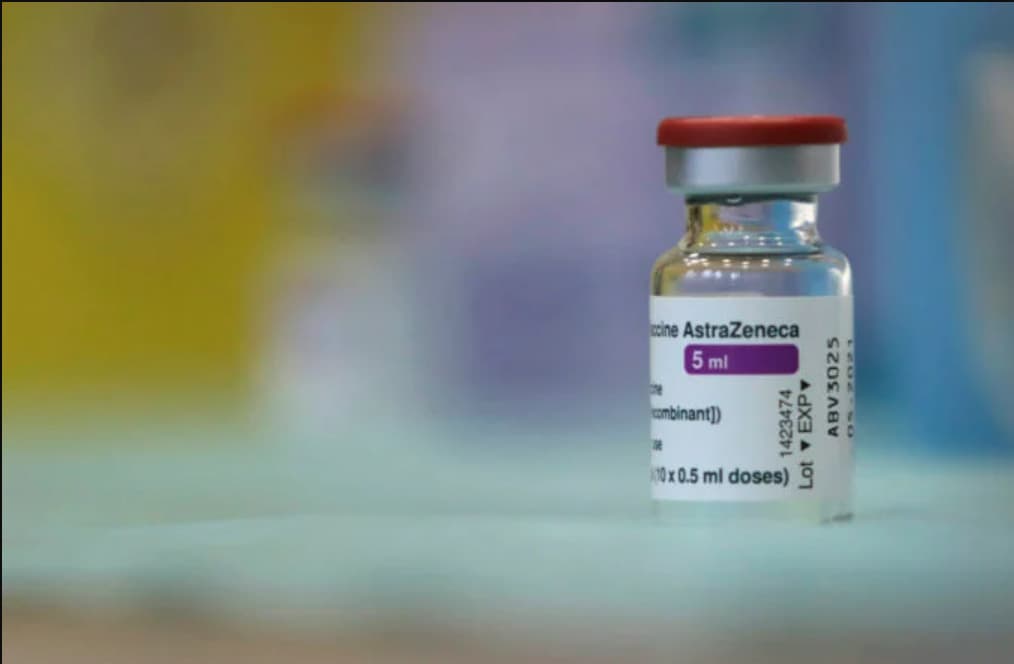 Experti zrejme našli spúšťač zriedkavých krvných zrazenín po podaní vakcíny AstraZeneca