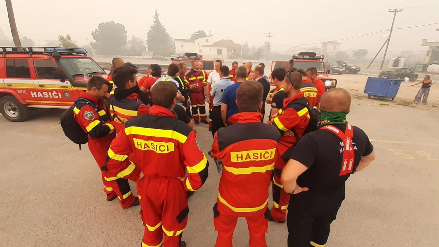 V Grécku zasahuje už niekoľko hodín 75 slovenských hasičov