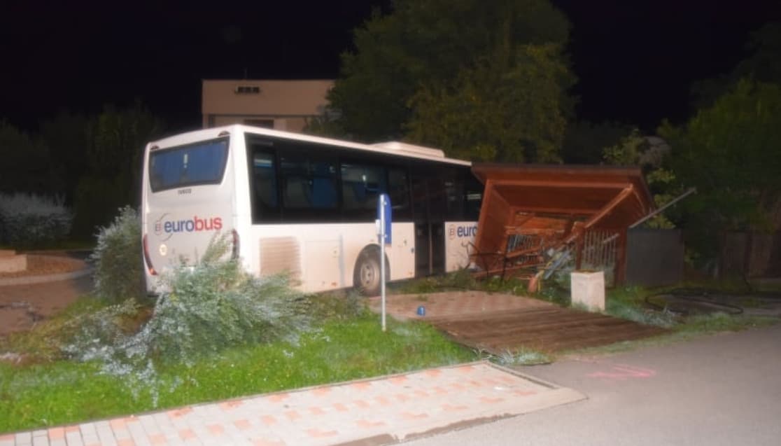 Autobus pri nehode vo Vajkovciach zdemoloval zastávku SAD