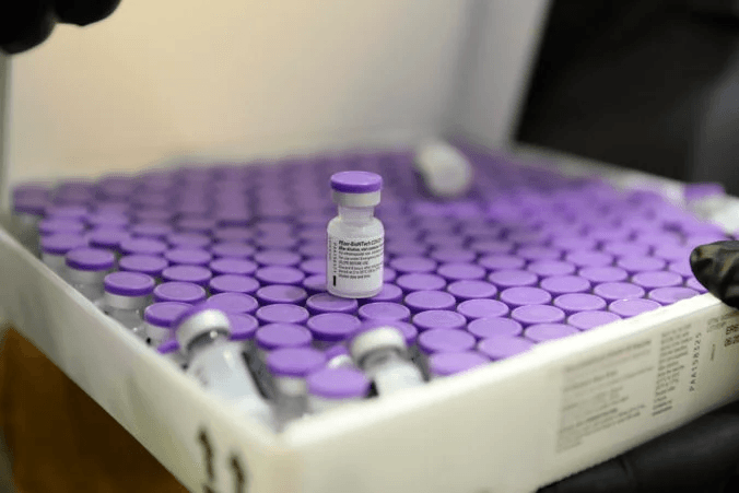 Dočkáme sa lieku na koronavírus? Pfizer začal s jeho testovaním