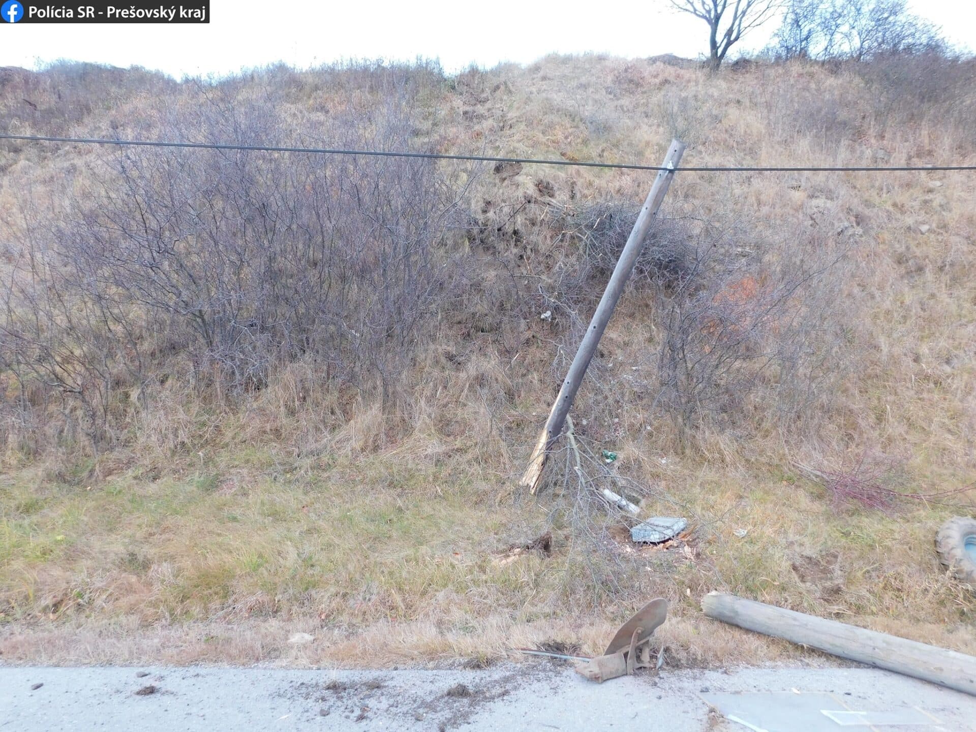 Prevrátil sa s traktorom, prišiel o prsty na nohách (foto)